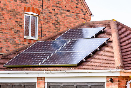 阳光屋顶上的英国太阳能电池板图片