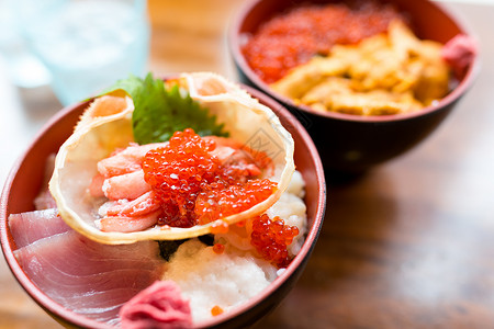 日本餐厅的海鲜盖饭图片