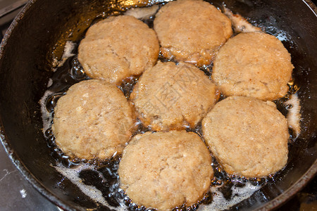 在家里的煎锅里煎肉饼图片