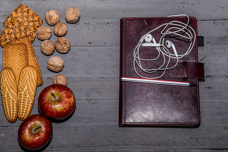 饼干胡桃苹果和在桌图片