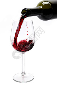 将精美的红葡萄酒倒在优雅的水晶花瓶里图片
