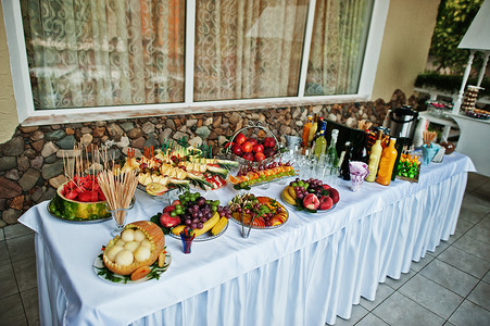 餐桌上有不同的水果如西瓜婚礼招待图片