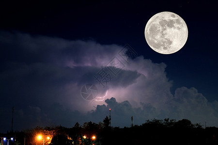 满月在雷电闪和暴风雨背景在漆黑的夜晚图片