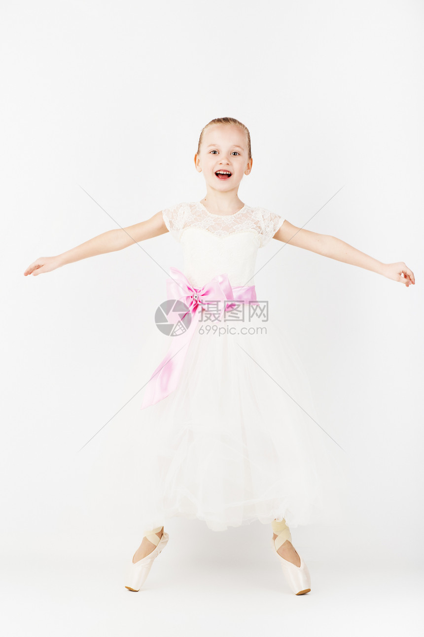 美丽的芭蕾舞演员孤立在白色背景上穿着白色连衣裙和足尖鞋的苗条图片