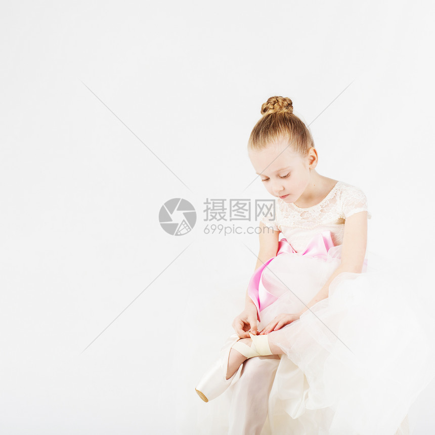 美丽的芭蕾舞演员孤立在白色背景上一个小芭蕾舞演员穿着或图片