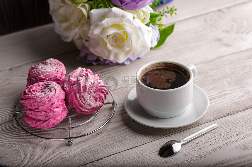 黑咖啡和粉红色的和风棉花糖甜粉色棉花糖西风和一杯咖啡圣诞静物冬季饮品主题浪漫普罗旺斯图片