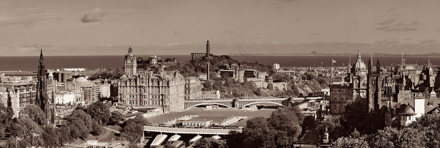 爱丁堡市屋顶的景象与历史建背景图片