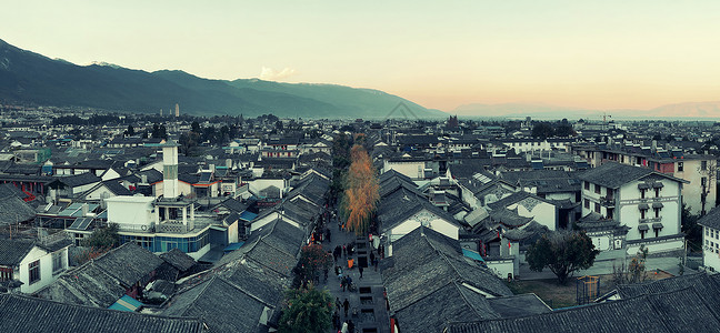 大理古城天台观云雾缭绕的苍山云南背景图片