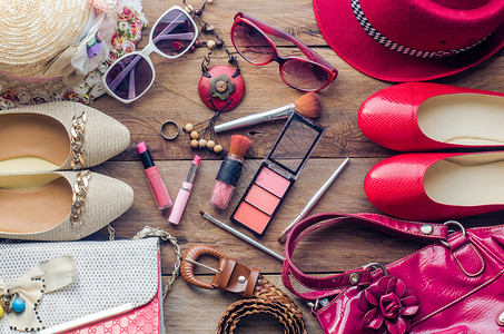 女孩化妆品配饰化妆鞋子智能手机包帽子准备旅图片
