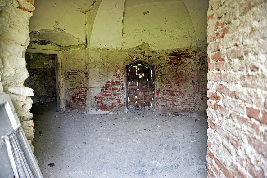 一座废弃古老城堡的内地一图片