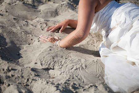 在沙滩上躺在海滩上的新娘的结图片
