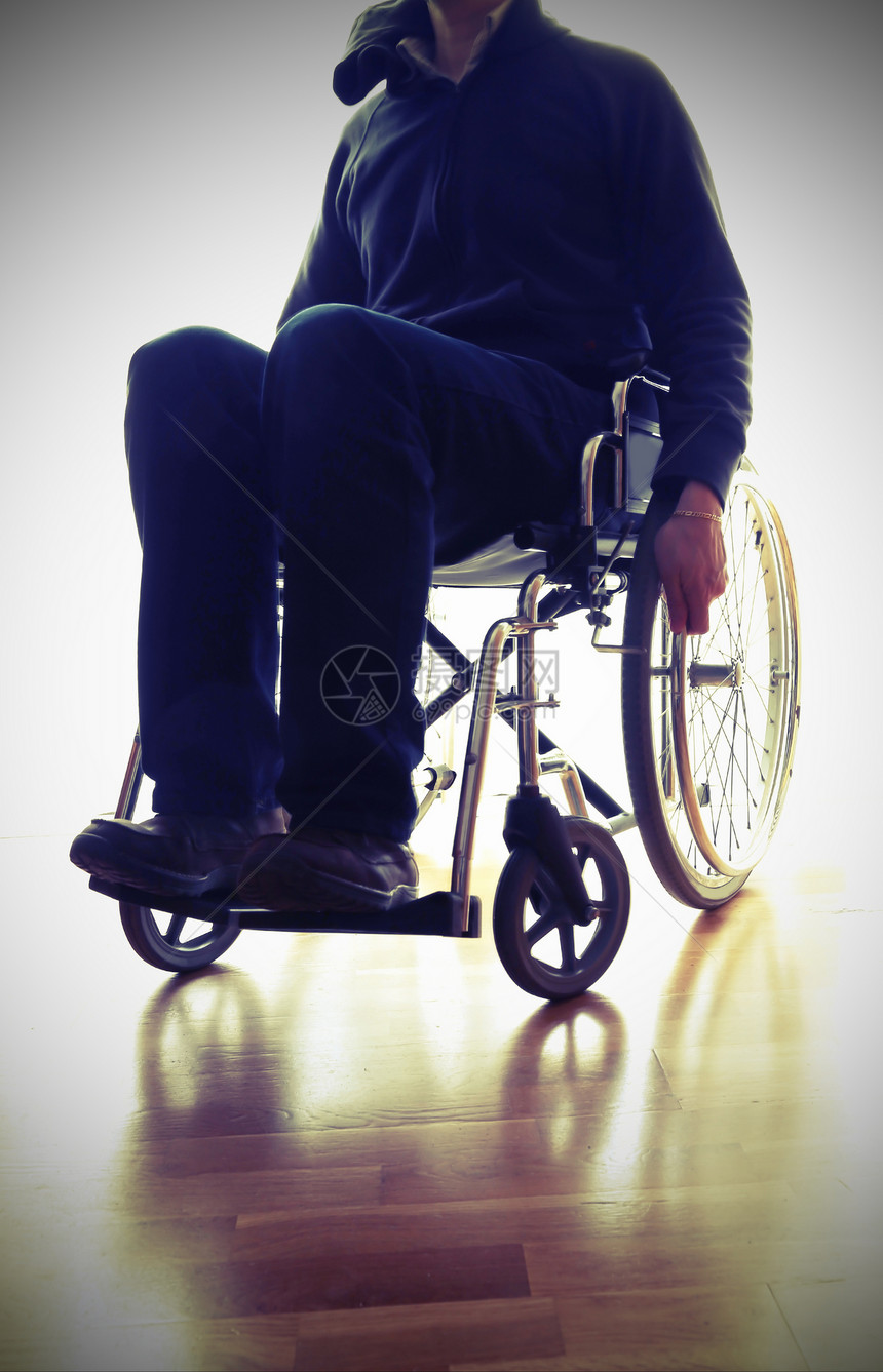 在卧室的轮椅上残疾男子及其具图片