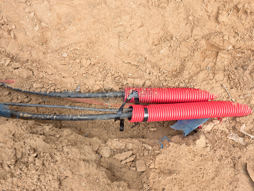 HDPE和保护管中的电线金属和光纤电缆线路的建设图片