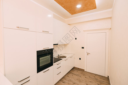 公寓里的厨房厨房间的设计木制厨房冰箱炉灶餐图片