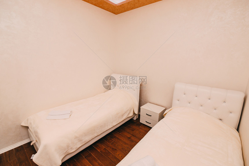 公寓的卧室公寓卧室的床衣柜床头柜图片