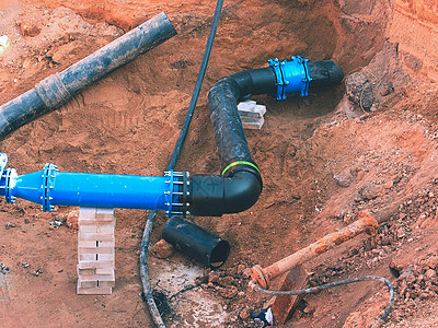 地下水供管道的修复过程沙沟中的黑色塑料管与带有多接头和螺纹法图片