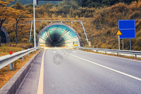 隧道的高速公路入口图片