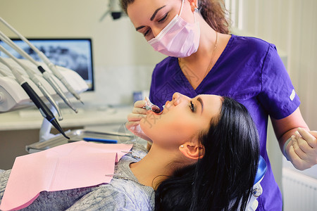 牙医在牙科检查女牙齿图片