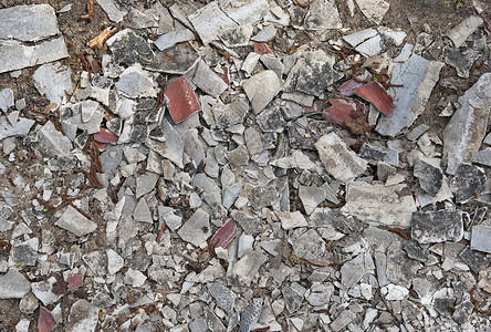 森林地上一块旧瓷砖和石膏的千小碎图片