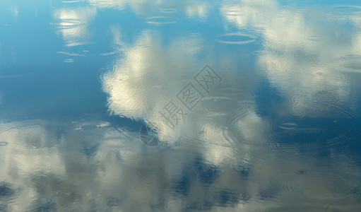 云在水中的反射与雨滴图片