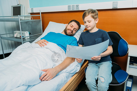 小儿子给生病的父亲看病了在病房的绘画图片