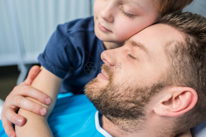 父亲和父亲在病房父母和儿子躺在医院床上图片