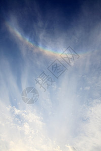 从太阳辐射的七彩虹有云彩图片