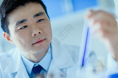 亚洲科学家手持试管与试剂实验室研究人员概图片