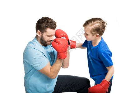 父亲和儿子在拳击训练中图片