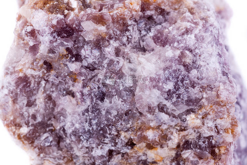 白色背景上的宏观矿物锂云母石图片