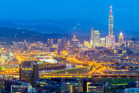夜间在高楼的台北城T图片