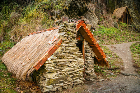 用石块和岩石建造的小型老房子很久以前由在新西兰的工人居图片