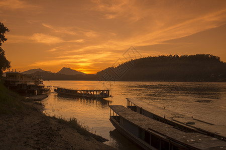 湄公河风景在老挝以北的LuangPrabang镇图片