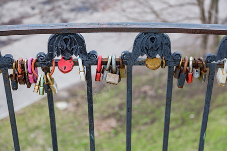 一排五彩的铁锁象征着爱情和忠诚图片
