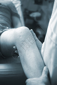 物理治疗师对膝关节损伤康复患者的物理治疗图片