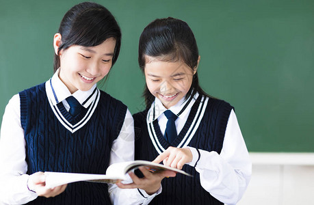 教室里微笑的少年学生女孩图片