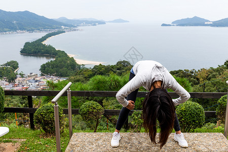 诺让津妇女翻倒在地看京都的阿马诺哈希达Amanohashash背景