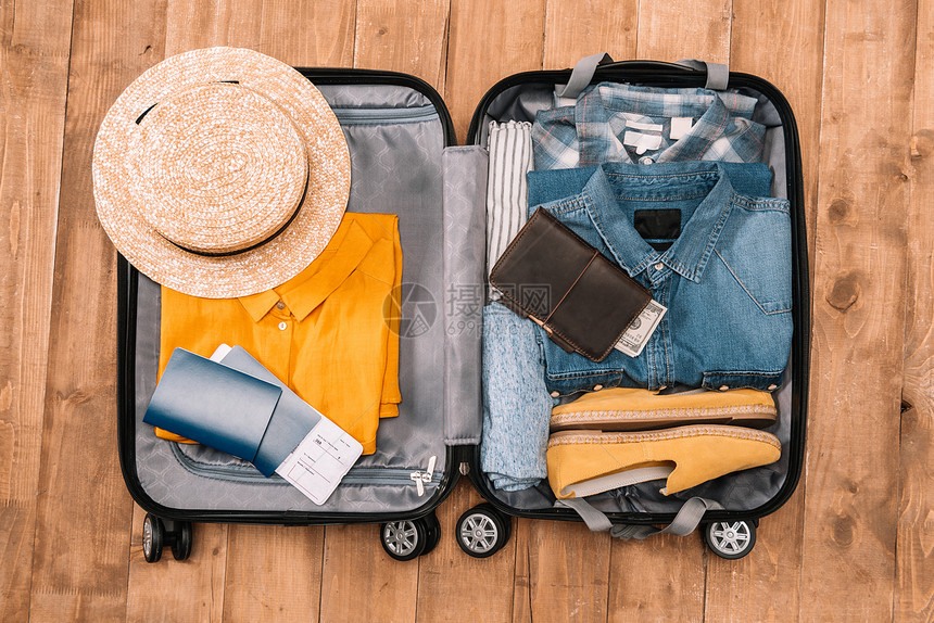 准备好旅行的概念带衣服配饰和小工具钱包护照智能手机的游客必需图片