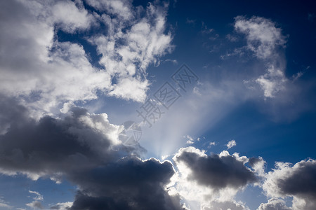 多云的傍晚天空在Noorden荷兰图片