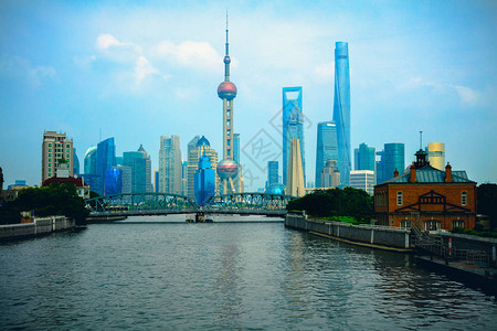 上海城市天际线与历史悠久的外白渡桥图片