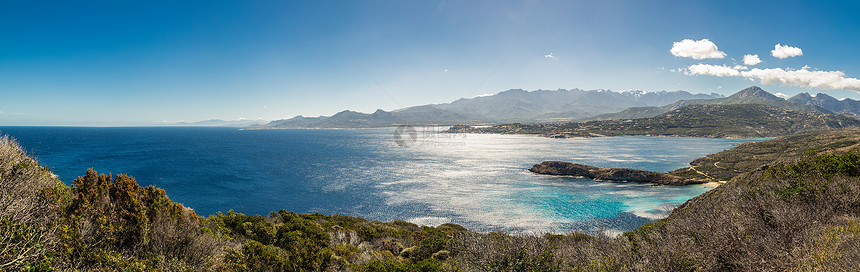 从Revelata和PuntadilOscelluccia的maquis到科西嘉岛西海岸的Calvi城堡的全景图片