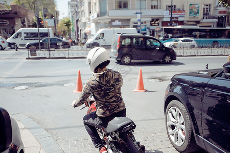 戴头盔的摩托车手正在骑摩托车图片