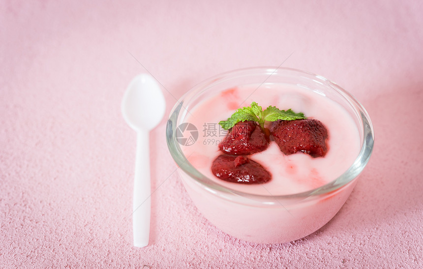 草莓酸奶配草莓在木头上草莓酸奶粉红色的酸奶草莓酸奶中的草莓酸奶的心图片