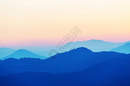 在日落风景的山剪影图片