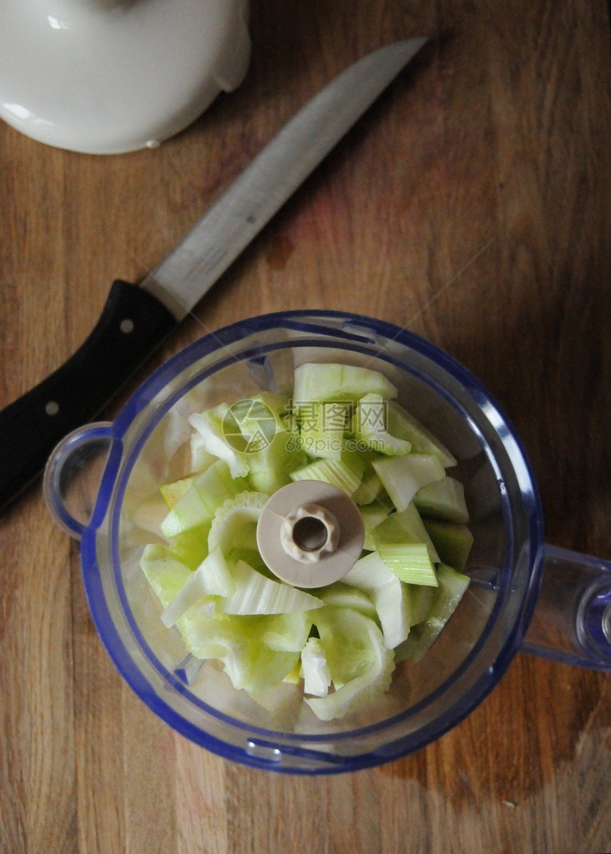 搅拌机碗中的苹果黄瓜和芹菜图片