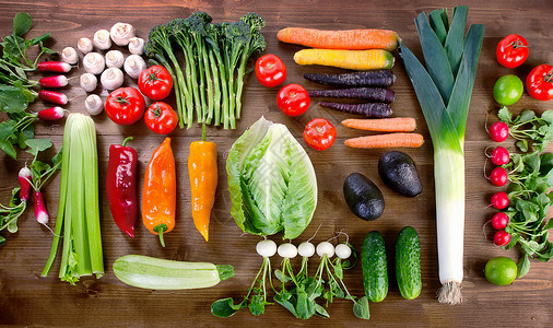 木制背景的新鲜水果和蔬菜健康饮食概图片
