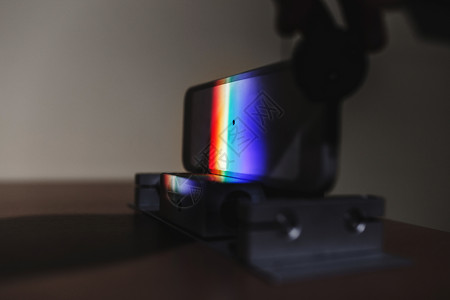 演示利用光棱镜将光束分解成频谱的实验使背景图片