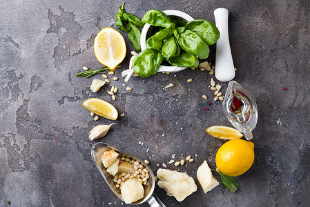 制作绿色香蒜酱的框架os配料罗勒在石板上的白色砂浆中健康的意大利食图片