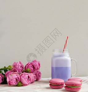 紫色咖啡装在有石膏玫瑰和彩色装饰的图片