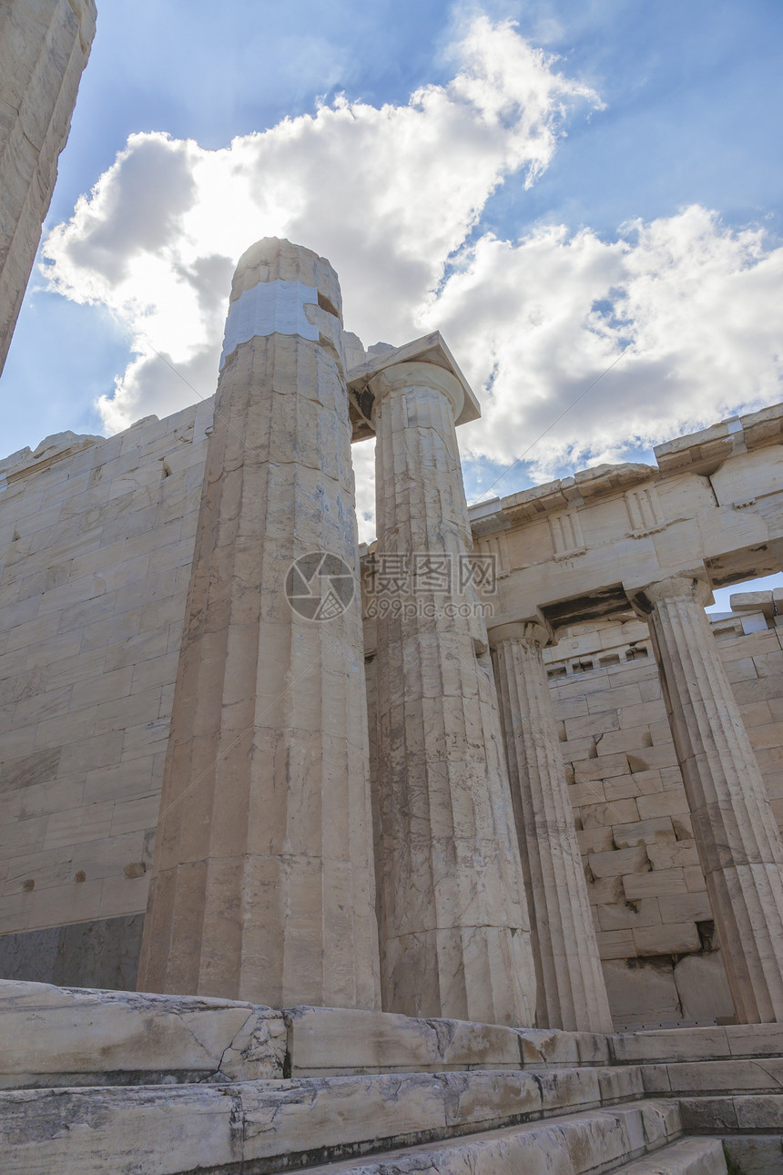 古老的雅典大都会废墟在蓝天图片